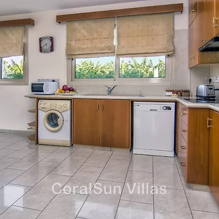 Amazing Pool, Complete Privacy, Amenities And Nearby * Peyia