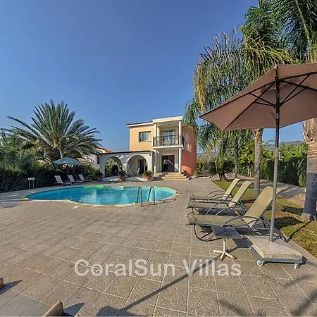 Amazing Pool, Privacy, Amenities Nearby