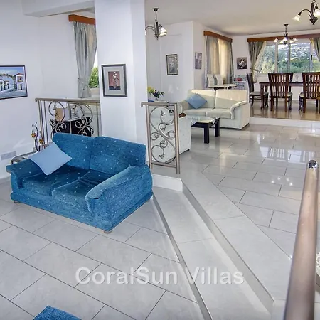 Amazing Pool, Complete Privacy, Amenities And Nearby Peyia