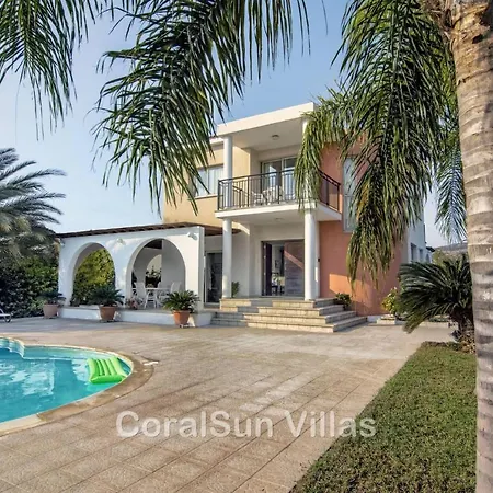 Amazing Pool, Complete Privacy, Amenities And Nearby Vila