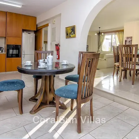 Amazing Pool, Privacy, Amenities Nearby
