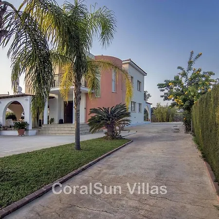 Amazing Pool, Complete Privacy, Amenities And Nearby Villa Peyia