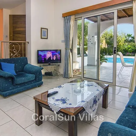 Amazing Pool, Privacy, Amenities Nearby