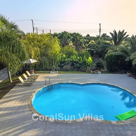 Villa Amazing Pool, Privacy, Amenities Nearby Peyia