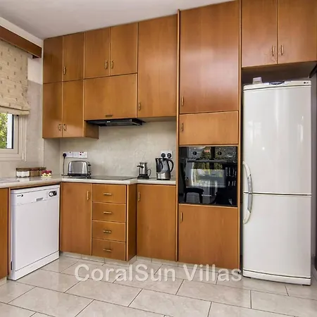 Amazing Pool, Privacy, Amenities Nearby Villa Peyia