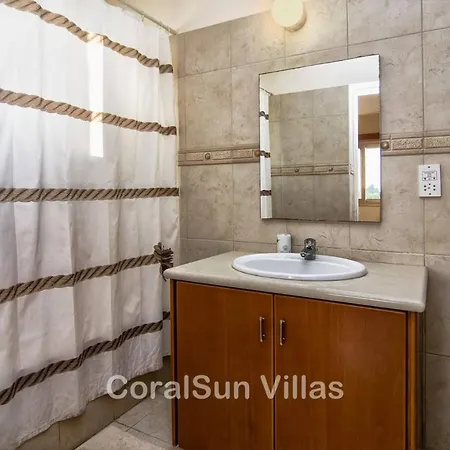 Villa Amazing Pool, Complete Privacy, Amenities And Nearby Peyia