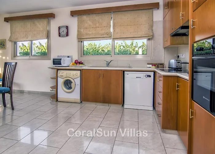 Amazing Pool, Complete Privacy, Amenities And Nearby * Pegeia