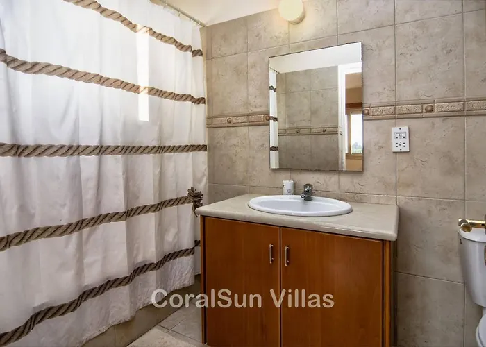 Vila Amazing Pool, Complete Privacy, Amenities And Nearby Pegeia